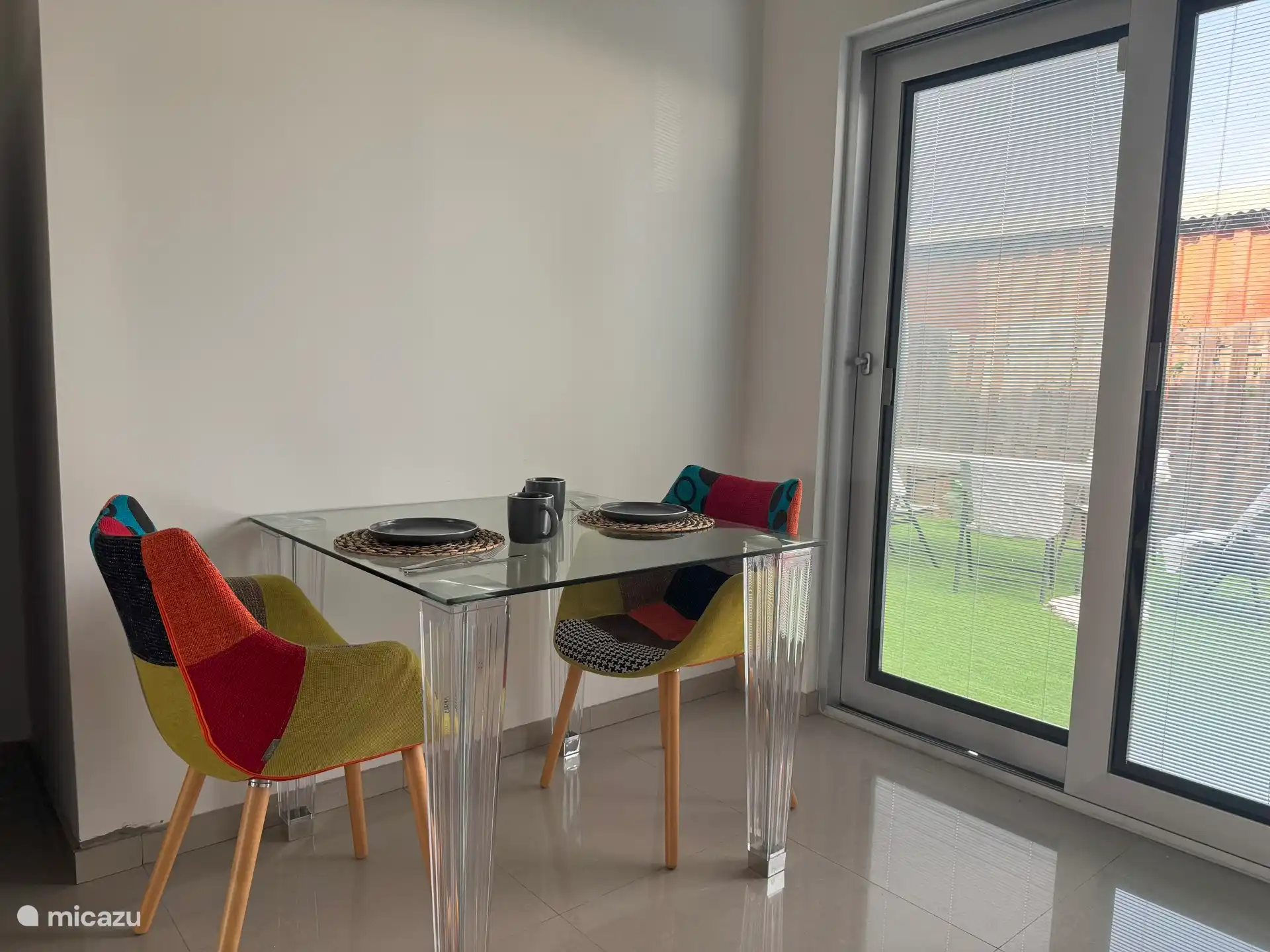 Acogedora mesa de desayuno junto al jardín