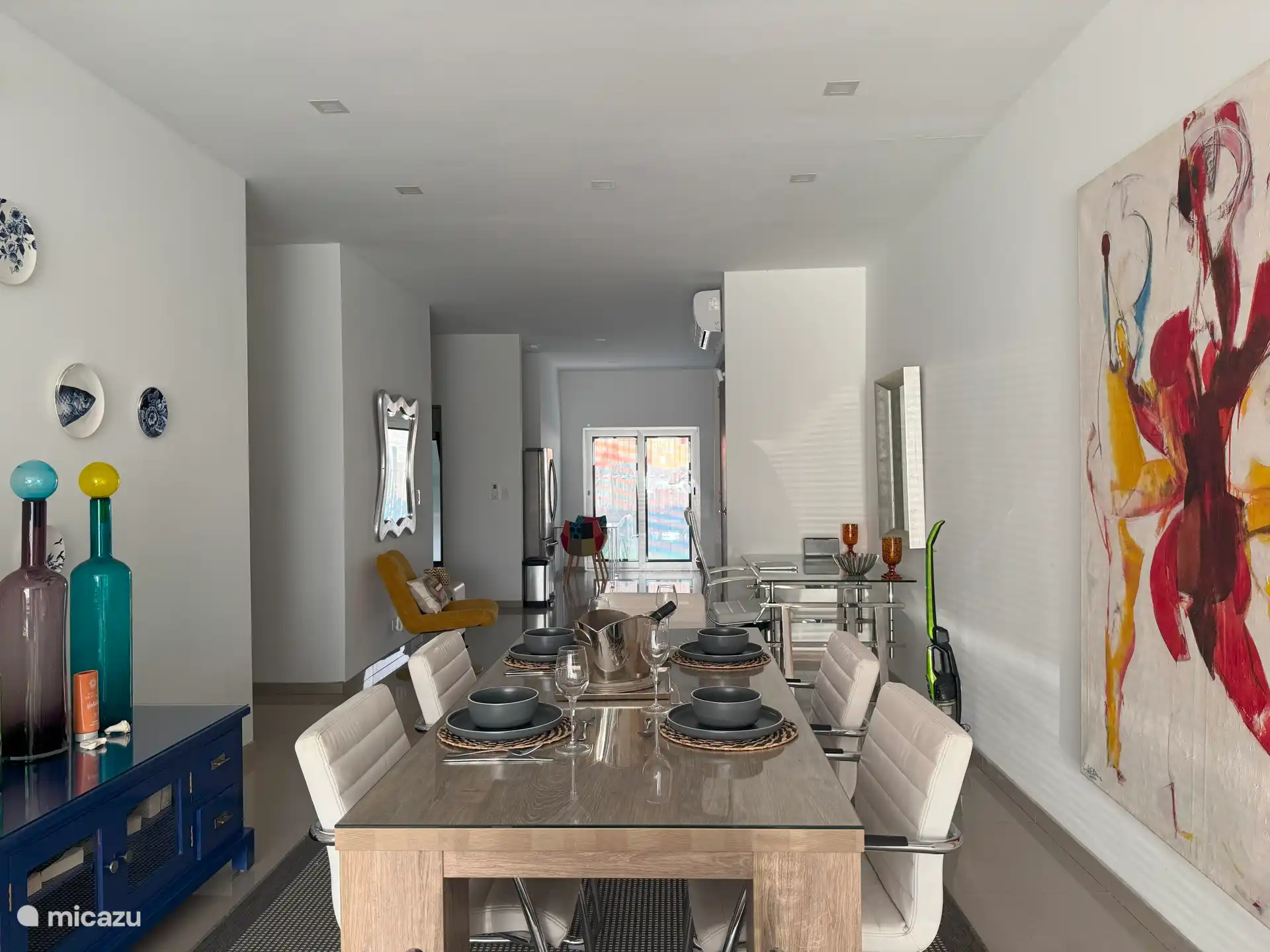 Acogedor comedor abierto, con vistas al jardín