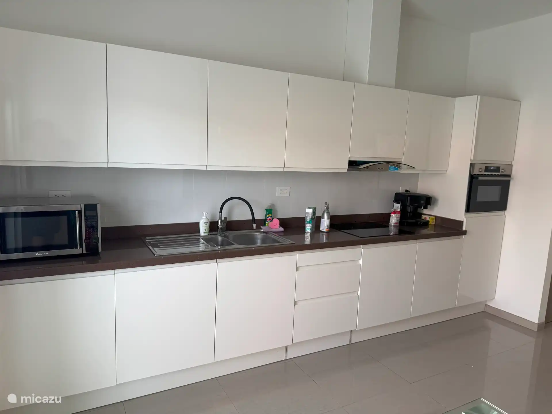 Cocina completa con horno, microondas y lavavajillas