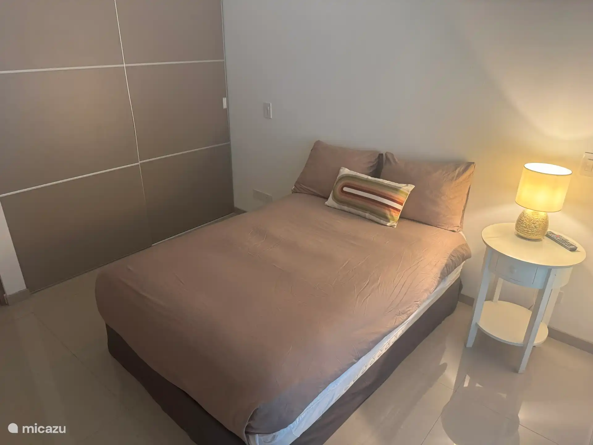 Acogedor segundo dormitorio con mucho espacio en el armario