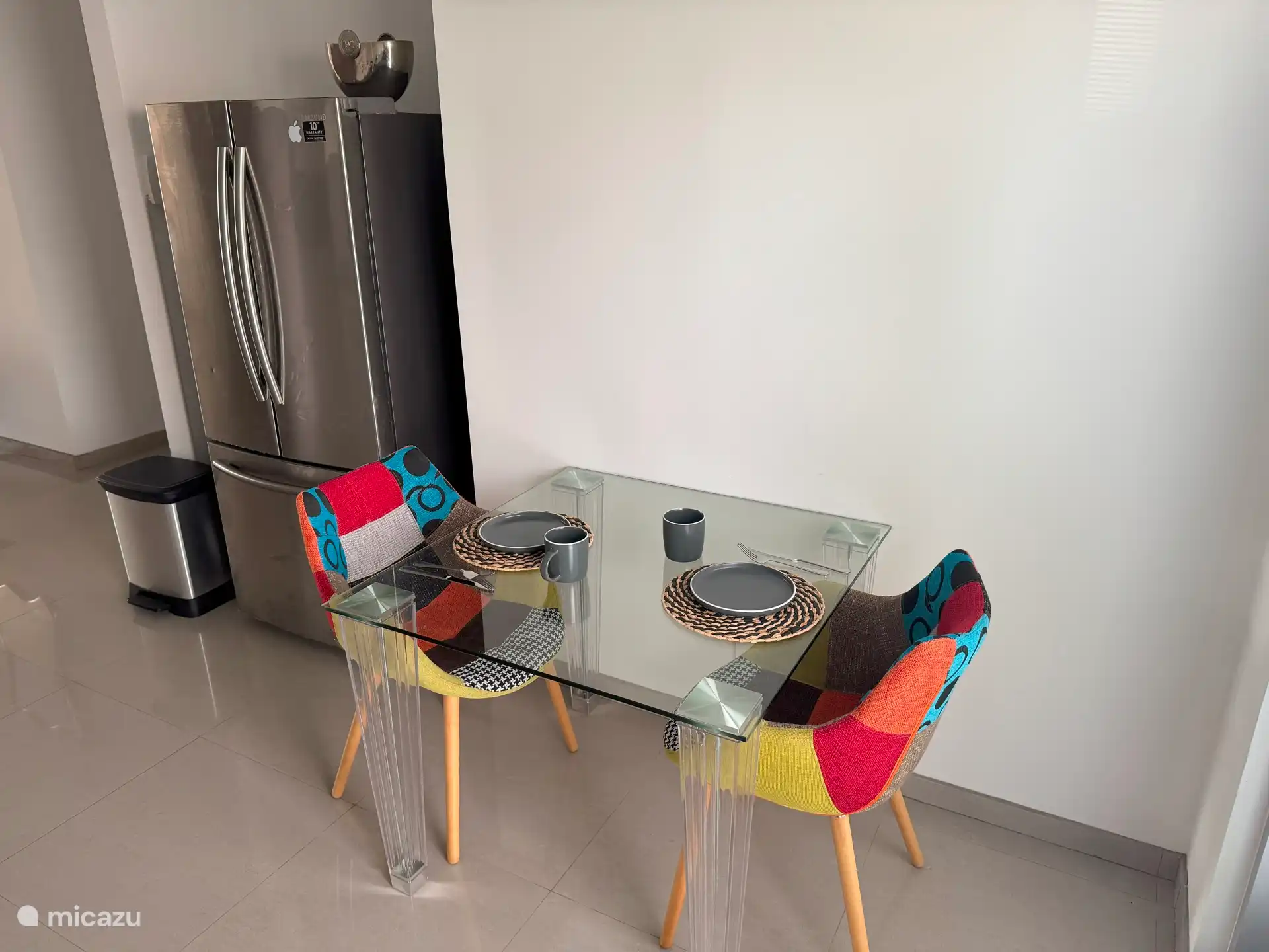 Acogedora mesa de desayuno y nevera grande