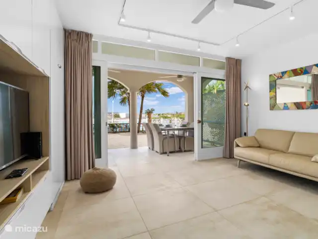 Port Bonaire - Piscina, mar y tienda de buceo en Bonaire, Bonaire, Kralendijk - apartamento Salón