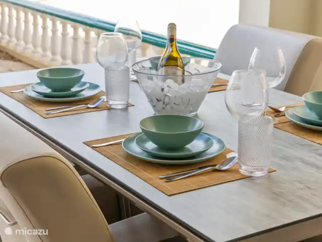 Port Bonaire - Piscina, mar y tienda de buceo en Bonaire, Bonaire, Kralendijk - apartamento Mesa exterior