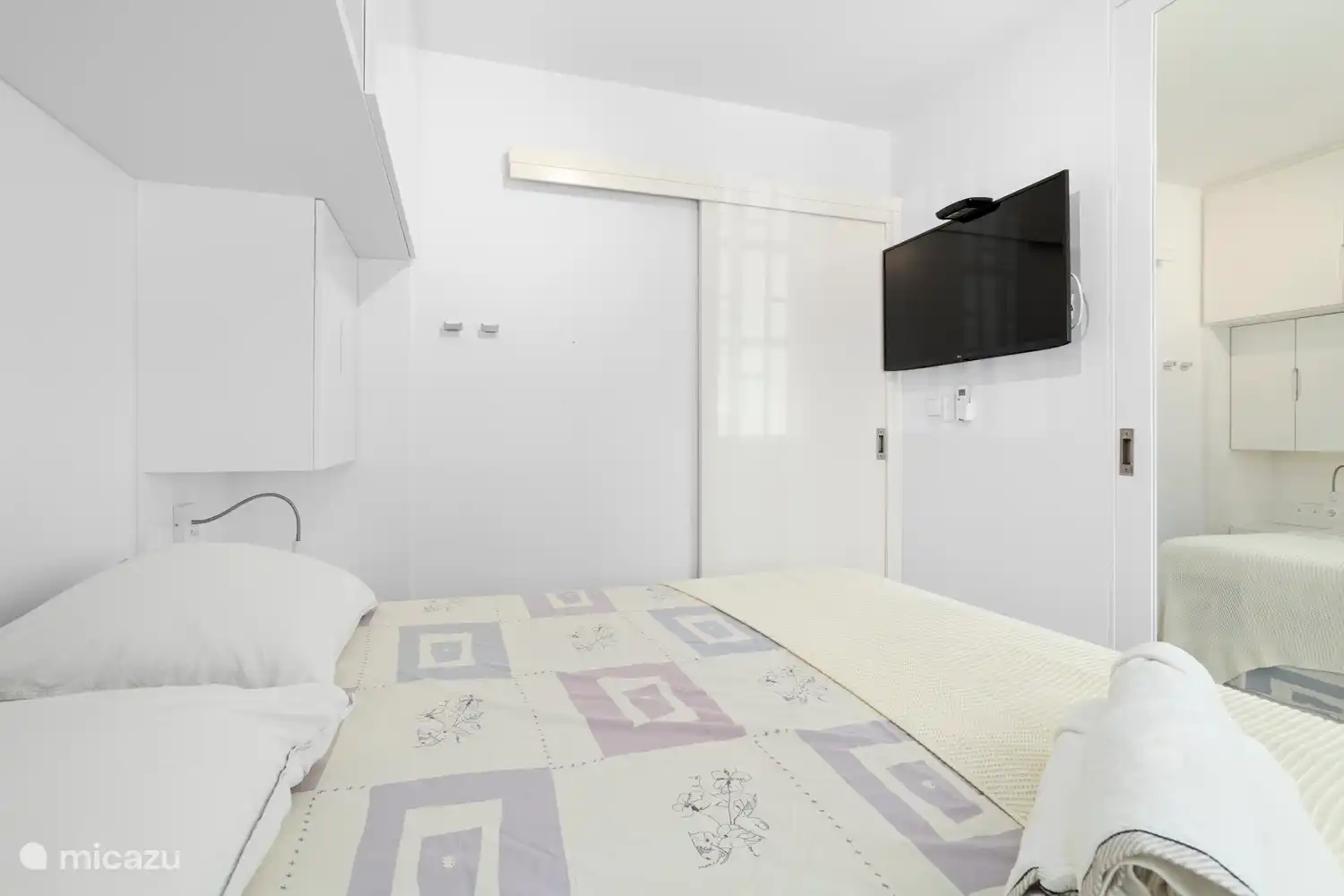 Chambre avec climatisation et TV