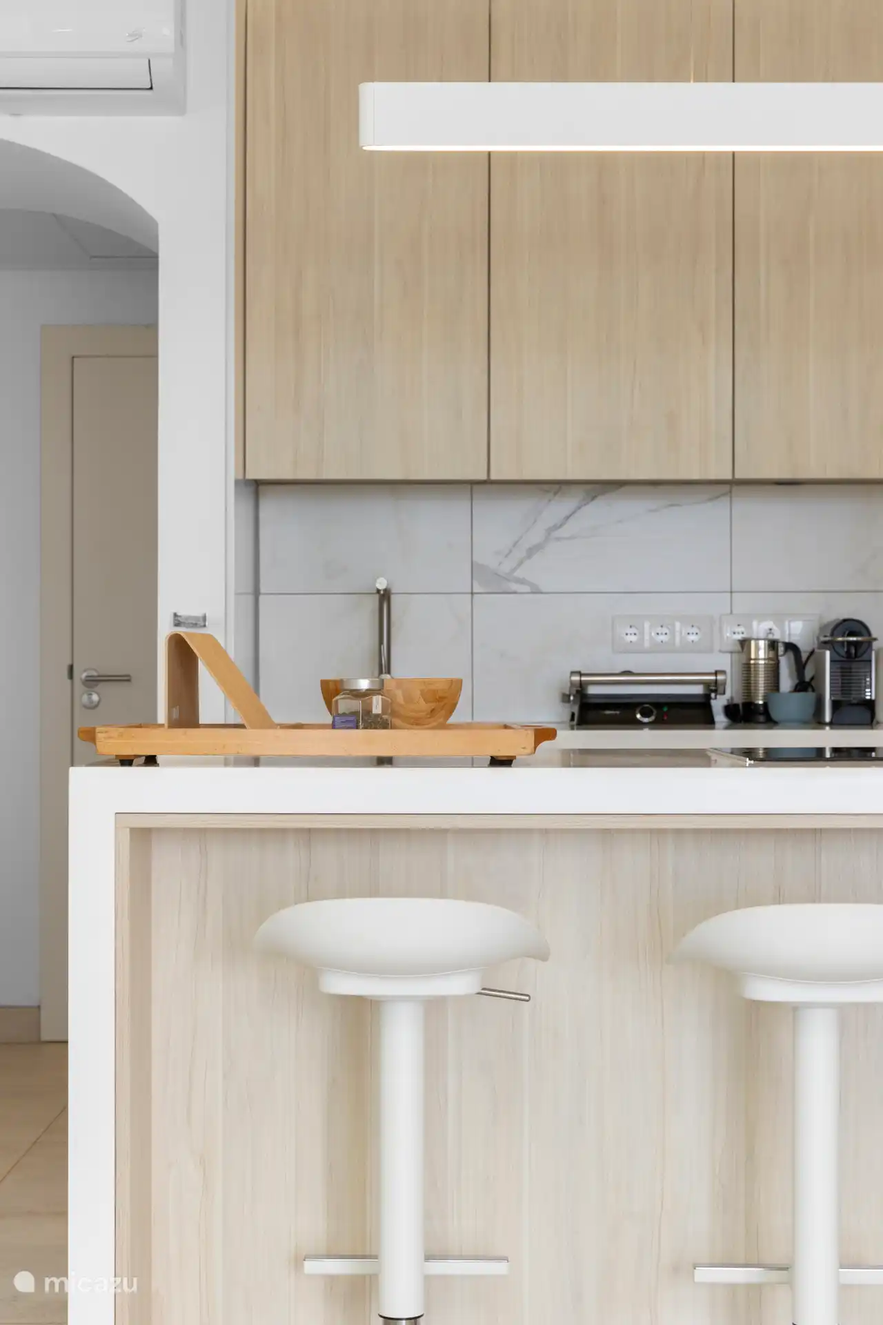 Cuisine avec îlot de cuisine, Nespresso, mousseur à lait et grill