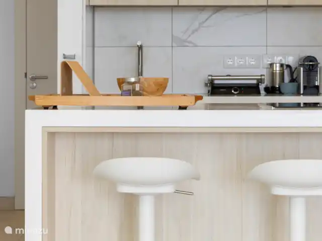 Port Bonaire - Piscina, mar y tienda de buceo en Bonaire, Bonaire, Kralendijk - apartamento Cocina que incluye isla de cocina, Nespresso, espumador de leche y parrilla