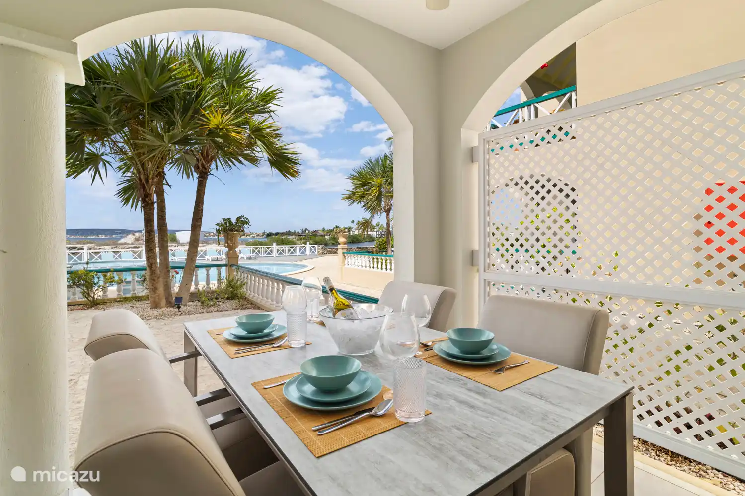 Vue sur la piscine et la mer