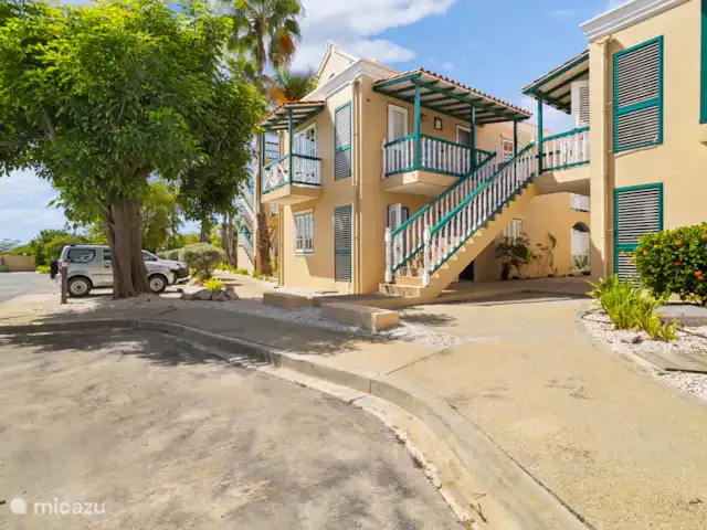 Port Bonaire - Piscina, mar y tienda de buceo en Bonaire, Bonaire, Kralendijk - apartamento Fachada del edificio Port Bonaire 101B