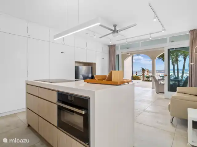Port Bonaire - Piscina, mar y tienda de buceo en Bonaire, Bonaire, Kralendijk - apartamento Cocina / Sala de estar