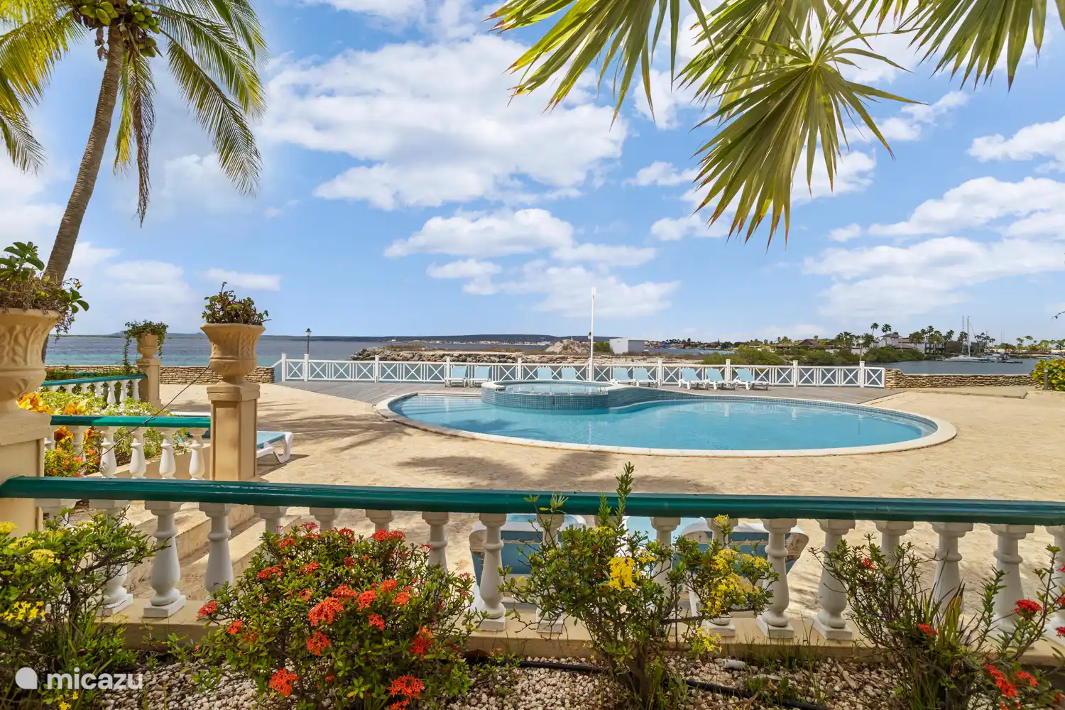 La véranda avec vue sur la piscine et la mer