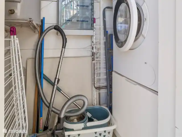 Port Bonaire - Piscina, mar y tienda de buceo en Bonaire, Bonaire, Kralendijk - apartamento Lavadero con lavadora, aspiradora, cesta de la ropa y tendedero