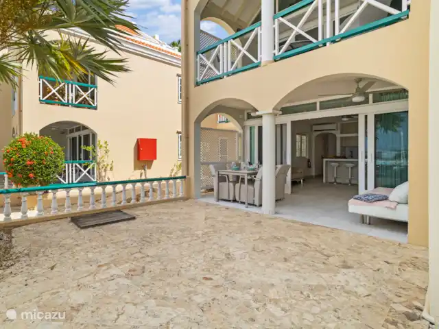 Port Bonaire - Piscina, mar y tienda de buceo en Bonaire, Bonaire, Kralendijk - apartamento Veranda con decorado exterior y banco