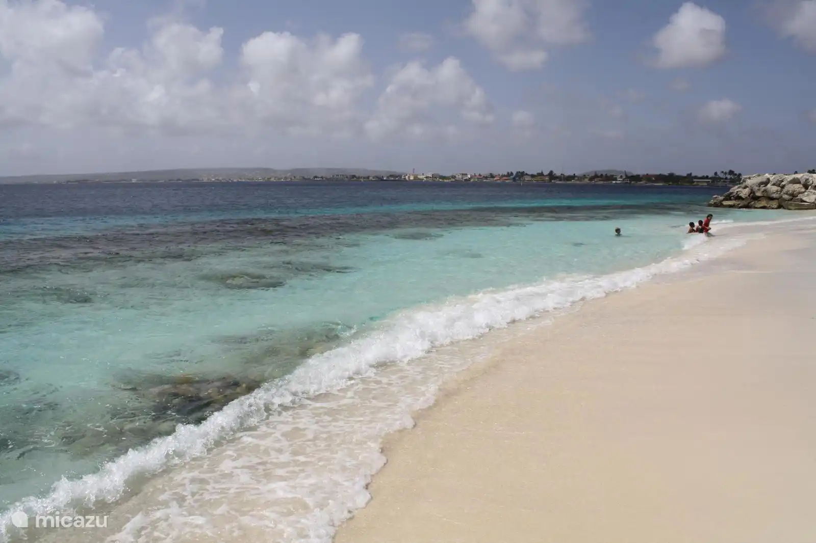 Par la porte, vous pouvez marcher directement jusqu’à la plage de Te Amo, l’une des plus belles plages de Bonaire