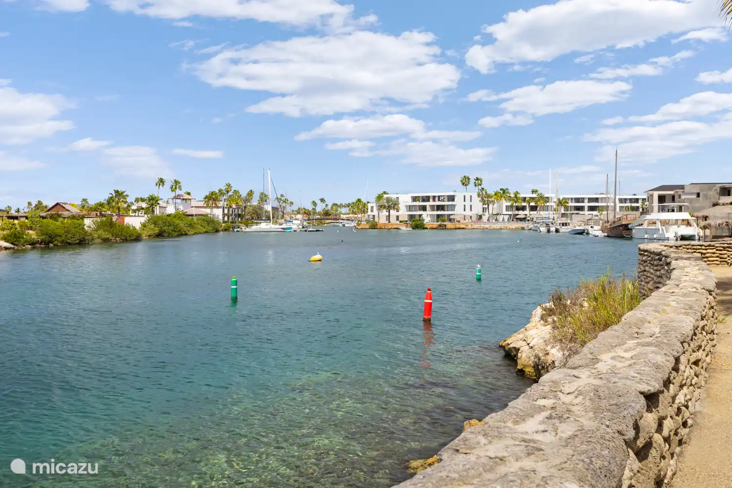 Jetée surplombant le centre de plongée Dive Friends