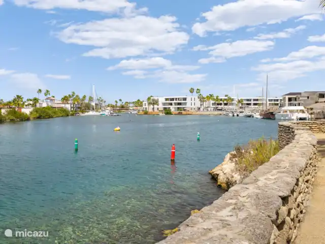 Port Bonaire - Piscina, mar y tienda de buceo en Bonaire, Bonaire, Kralendijk - apartamento Muelle con vistas al centro de buceo Dive Friends