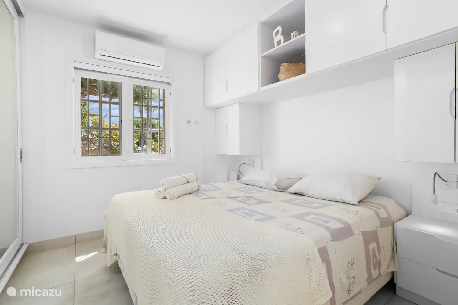 Chambre avec climatisation, coffre-fort et beaucoup d’espace de rangement