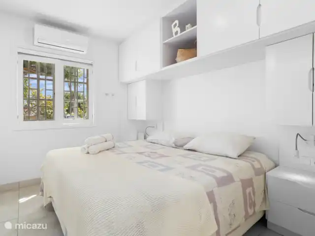 Port Bonaire - Piscina, mar y tienda de buceo en Bonaire, Bonaire, Kralendijk - apartamento Dormitorio con aire acondicionado, caja fuerte y mucho espacio de almacenamiento
