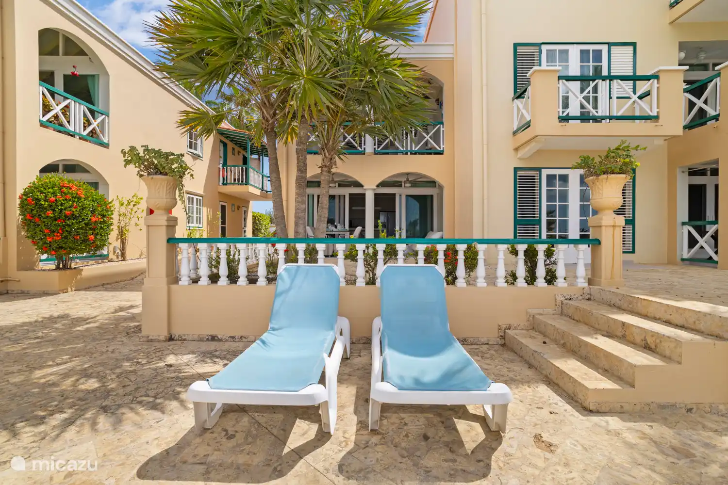 Chaises longues au bord de la piscine