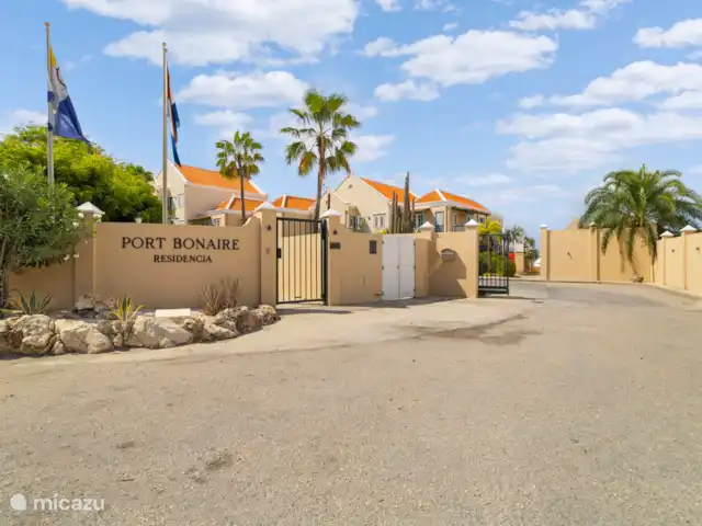 Port Bonaire - Piscina, mar y tienda de buceo en Bonaire, Bonaire, Kralendijk - apartamento Port Bonaire Residencia