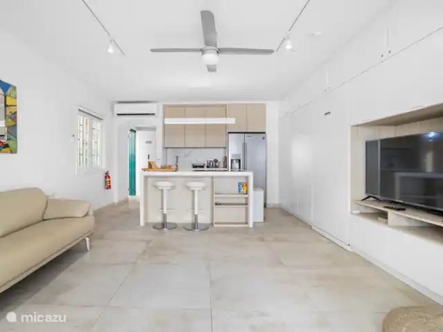Port Bonaire - Piscina, mar y tienda de buceo en Bonaire, Bonaire, Kralendijk - apartamento Salón