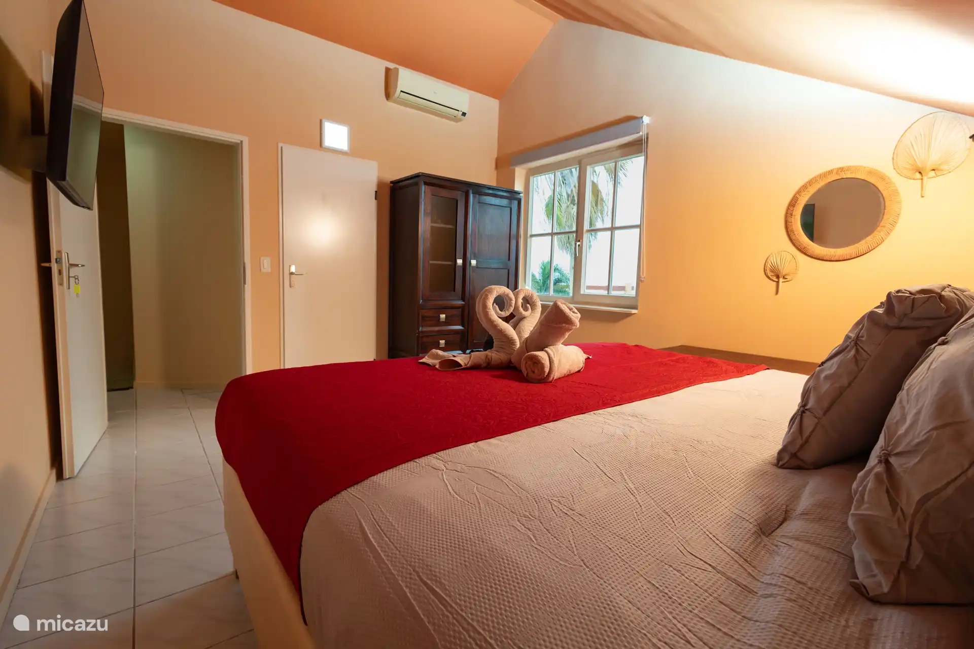 Bedroom 1 with sea view