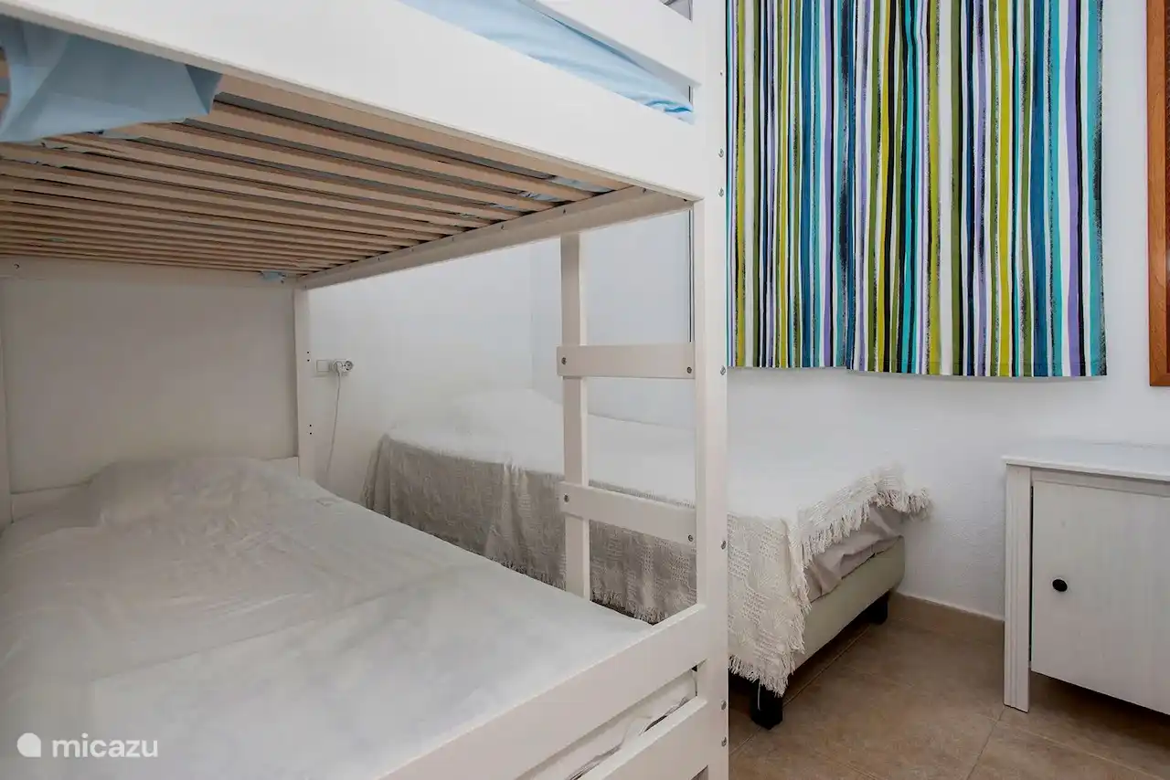 2º dormitorio con 3 camas individuales.