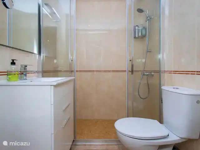 Résidence Casa Bahia | Espagne, Costa Blanca, Torrevieja - appartement Salle de bain avec douche à l’italienne, lavabo et toilettes.