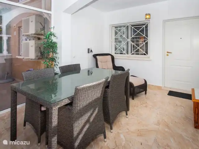 Résidence Casa Bahia | Espagne, Costa Blanca, Torrevieja - appartement Véranda orientée plein sud. Cette table et ces chaises peuvent également être placées sur la terrasse.
Le salon est avec coin lecture.