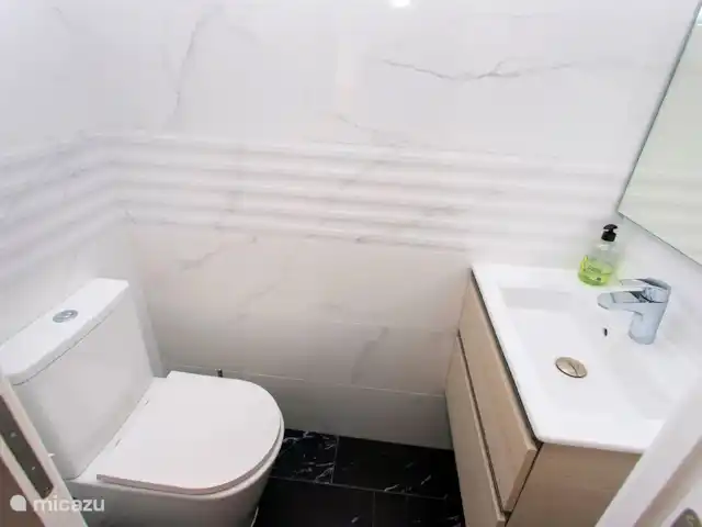 Résidence Casa Bahia | Espagne, Costa Blanca, Torrevieja - appartement Chambre principale avec salle de bains privative et lavabo.