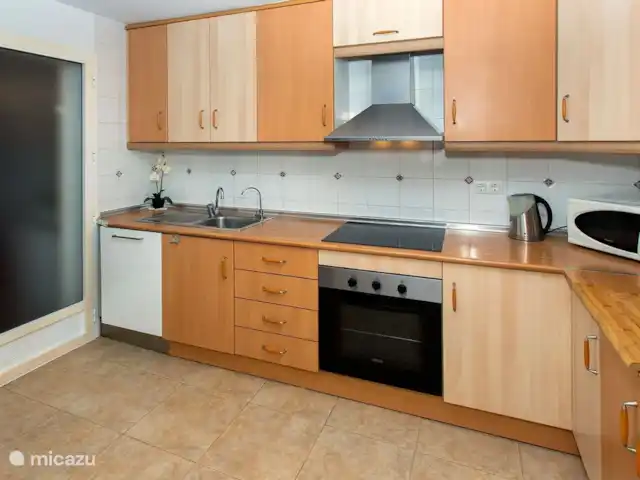 Résidence Casa Bahia | Espagne, Costa Blanca, Torrevieja - appartement Cuisine équipée avec rangements attenants (machine à laver et étendoir).