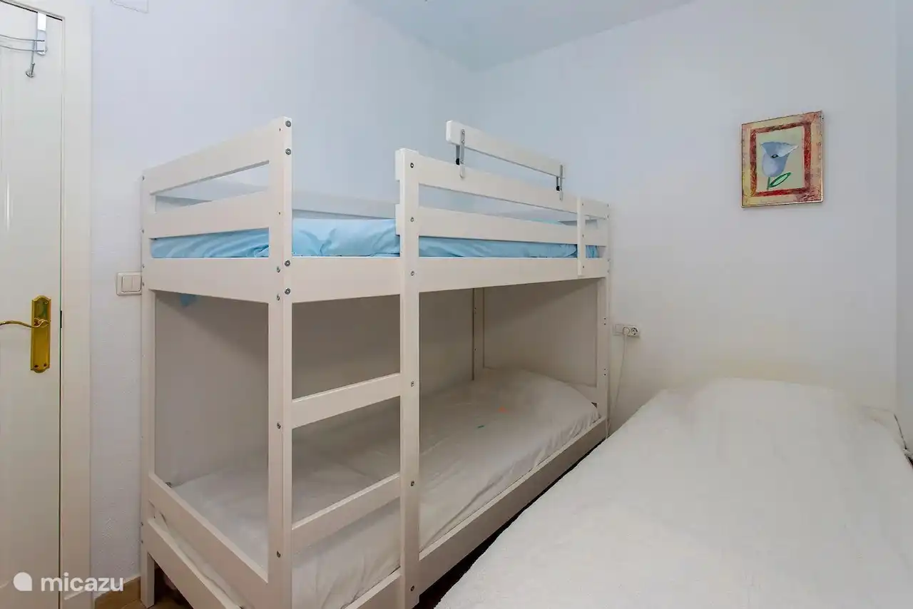 2º dormitorio con 3 camas individuales. Ventilador de techo disponible.