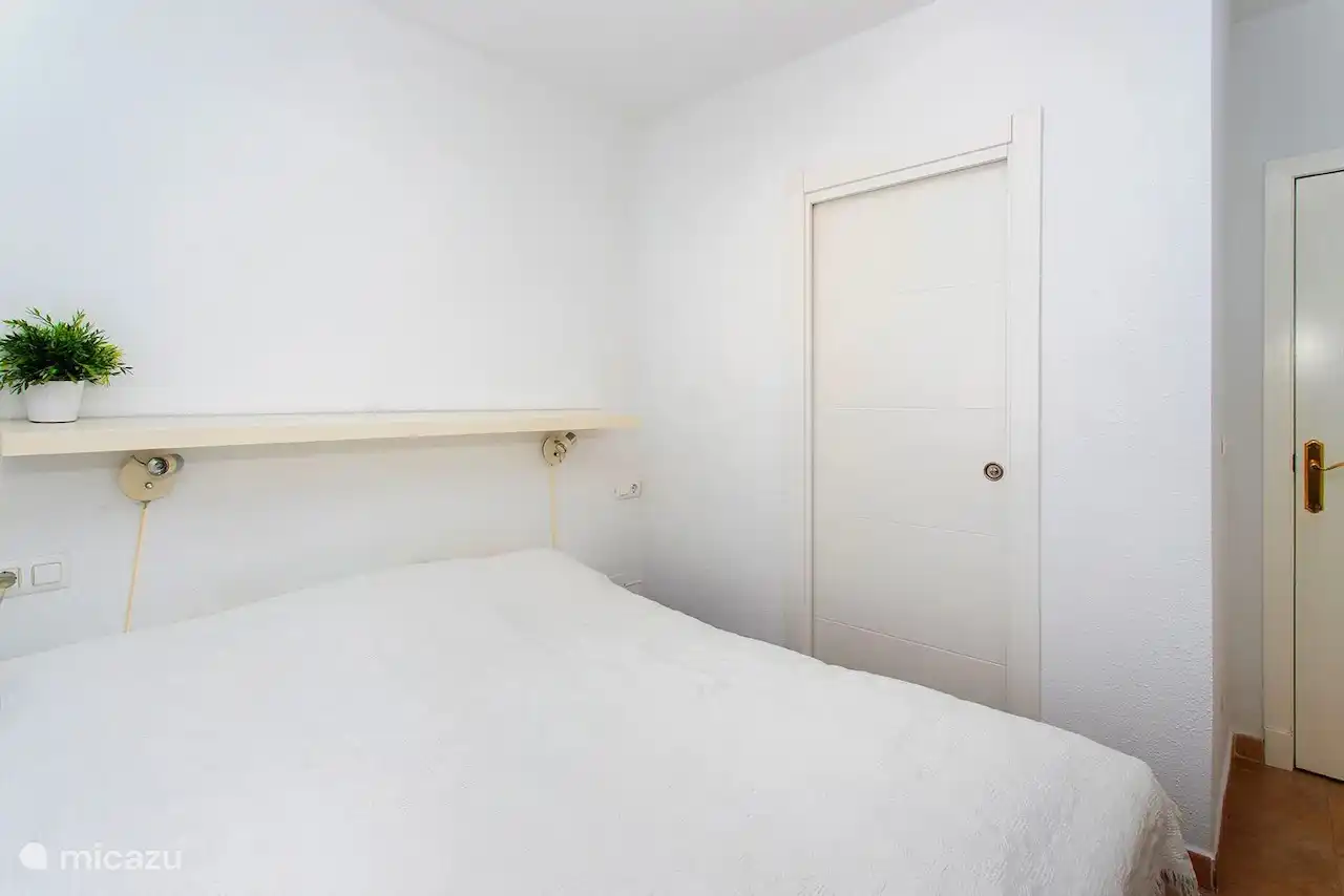 Dormitorio principal con aseo en suite.