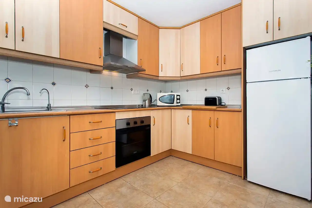 Cocina, totalmente equipada con todos los electrodomésticos (microondas, cafetera, tostadora, batidora).  Disponible: nevera con congelador, cocina eléctrica, horno, lavavajillas y grifo con agua filtrada.