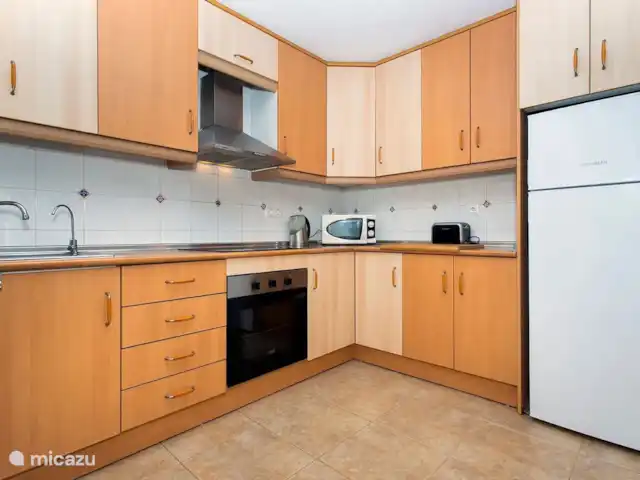 Résidence Casa Bahia | Espagne, Costa Blanca, Torrevieja - appartement Cuisine, entièrement équipée avec tous les appareils (micro-ondes, cafetière, grille-pain, mixeur).  A disposition : réfrigérateur avec congélateur, cuisinière électrique, four, lave-vaisselle et robinet avec eau filtrée.