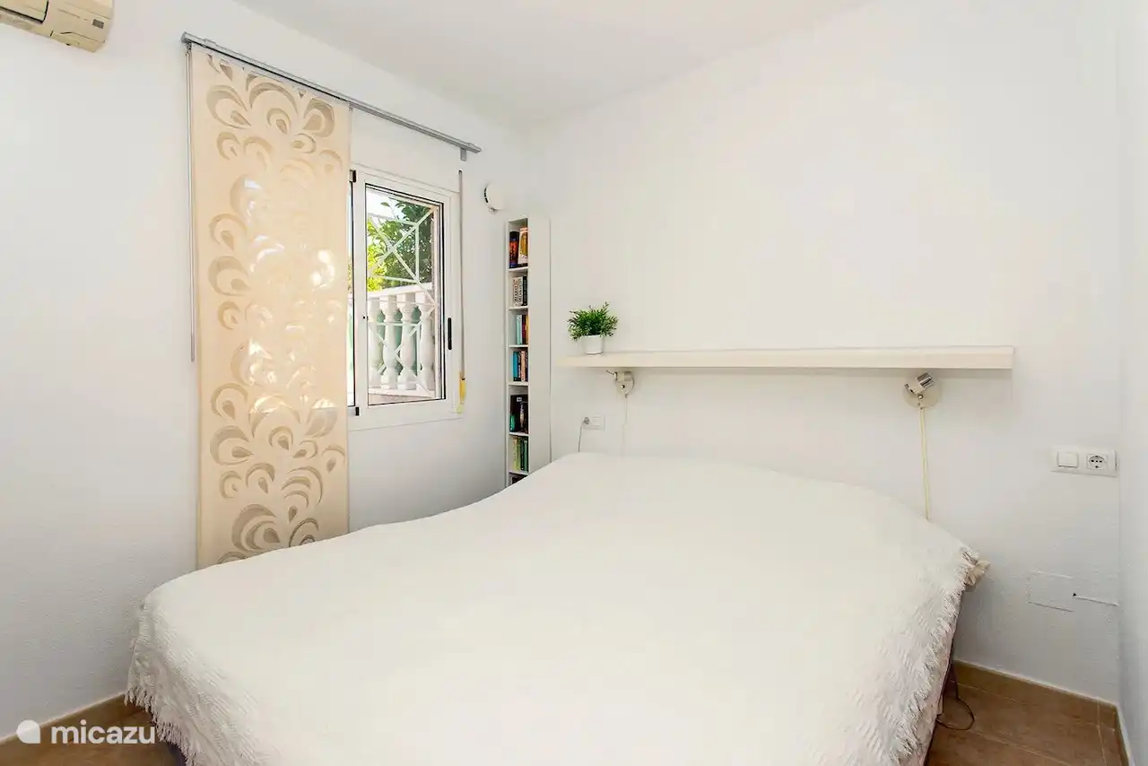 Dormitorio principal, equipado con aire acondicionado.  También tiene un aseo privado.