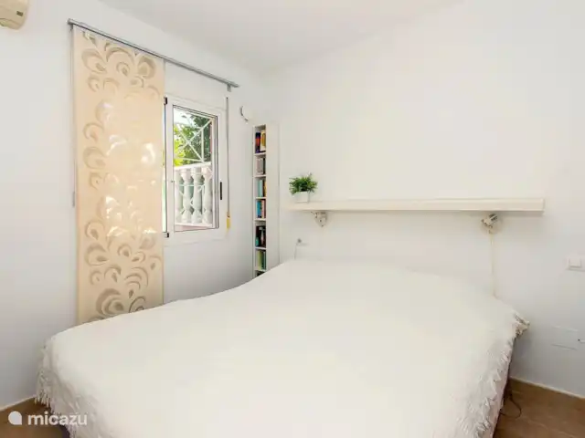 Résidence Casa Bahia | Espagne, Costa Blanca, Torrevieja - appartement Chambre principale, équipée de la climatisation.  Celui-ci dispose également de toilettes attenantes.