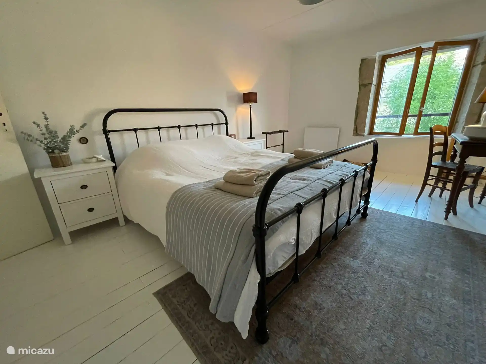 Slaapkamer 1 voorzijde (eerste verdieping): Tweepersoonsbed (160x200). Deze kamer is met een volwaardig bed (90x200) uit te breiden naar een 3-persoonskamer.