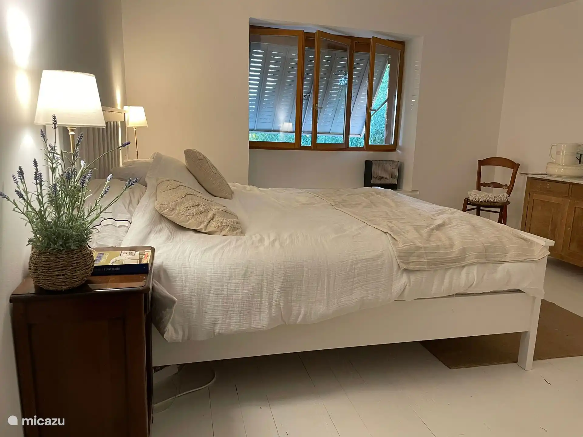 Slaapkamer 2 achter (tuinzijde - eerste verdieping): Tweepersoonsbed (180x200). 