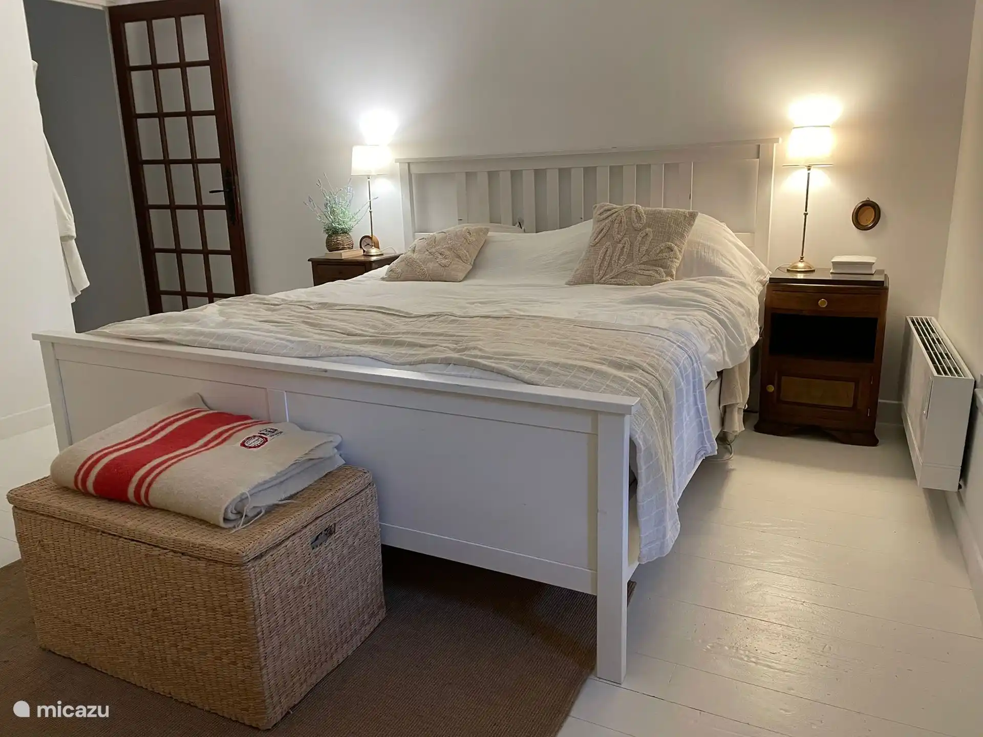 Ruime slaapkamer 2 tuinzijde met tweepersoonsbed (180 x 200). Ingebouwde legkast.