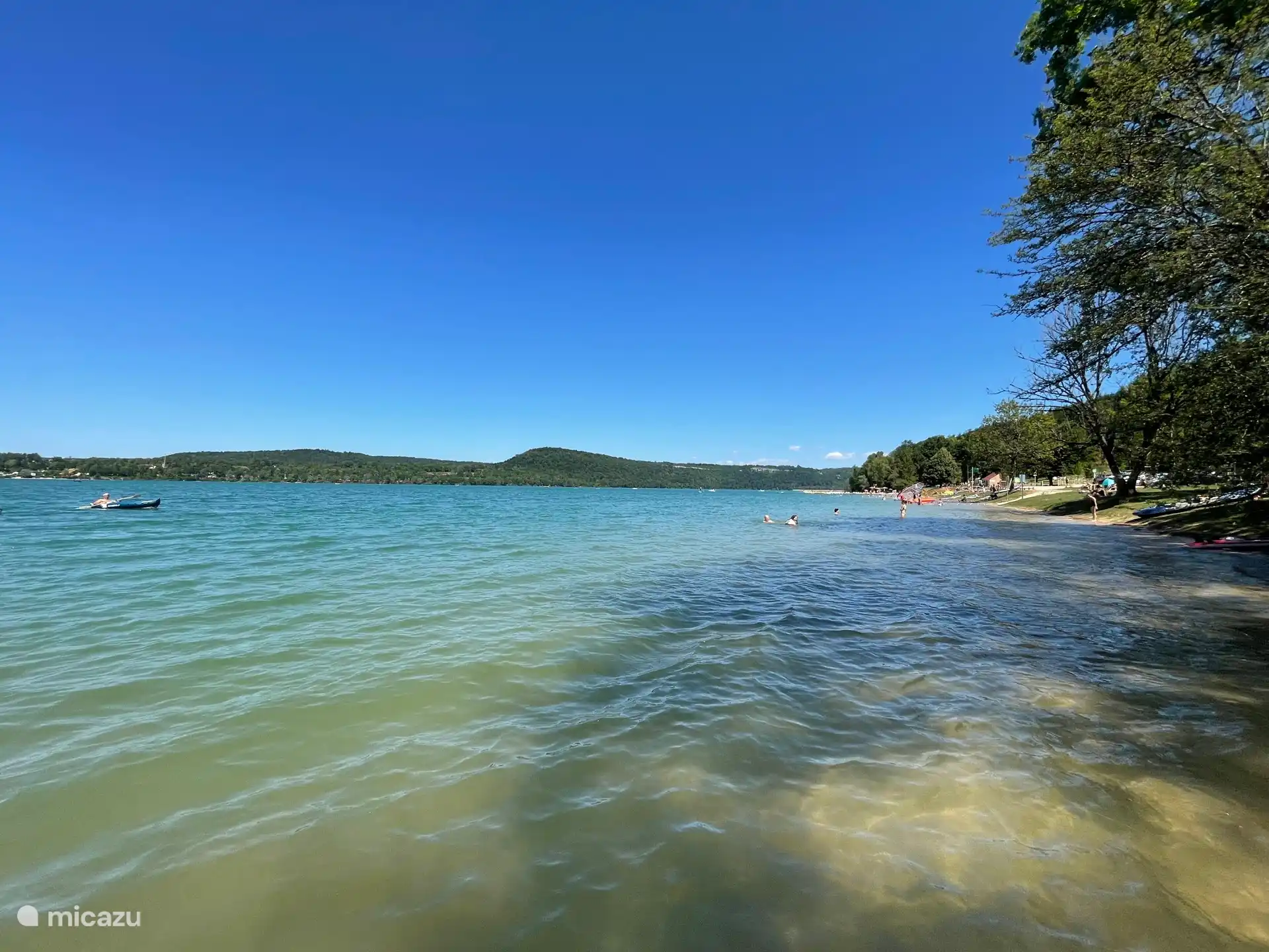 Eén van de vele meren in de omgeving van het huis. Meer met strand en verhuur van waterfietsen etc. en een leuk restaurantje.