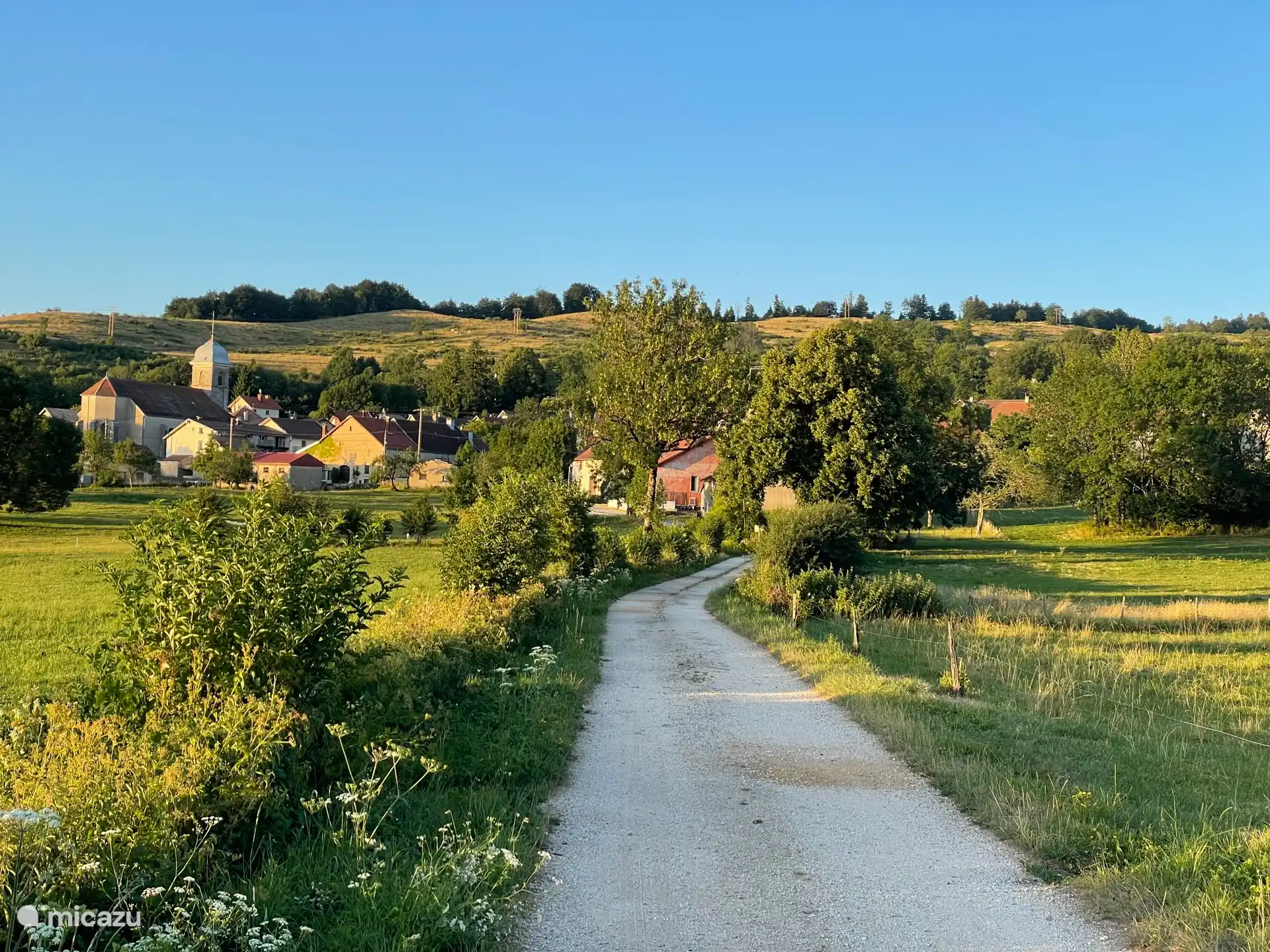 Het lommerrijke dorpje Saint Maurice Crillat op 800m hoog plateau.