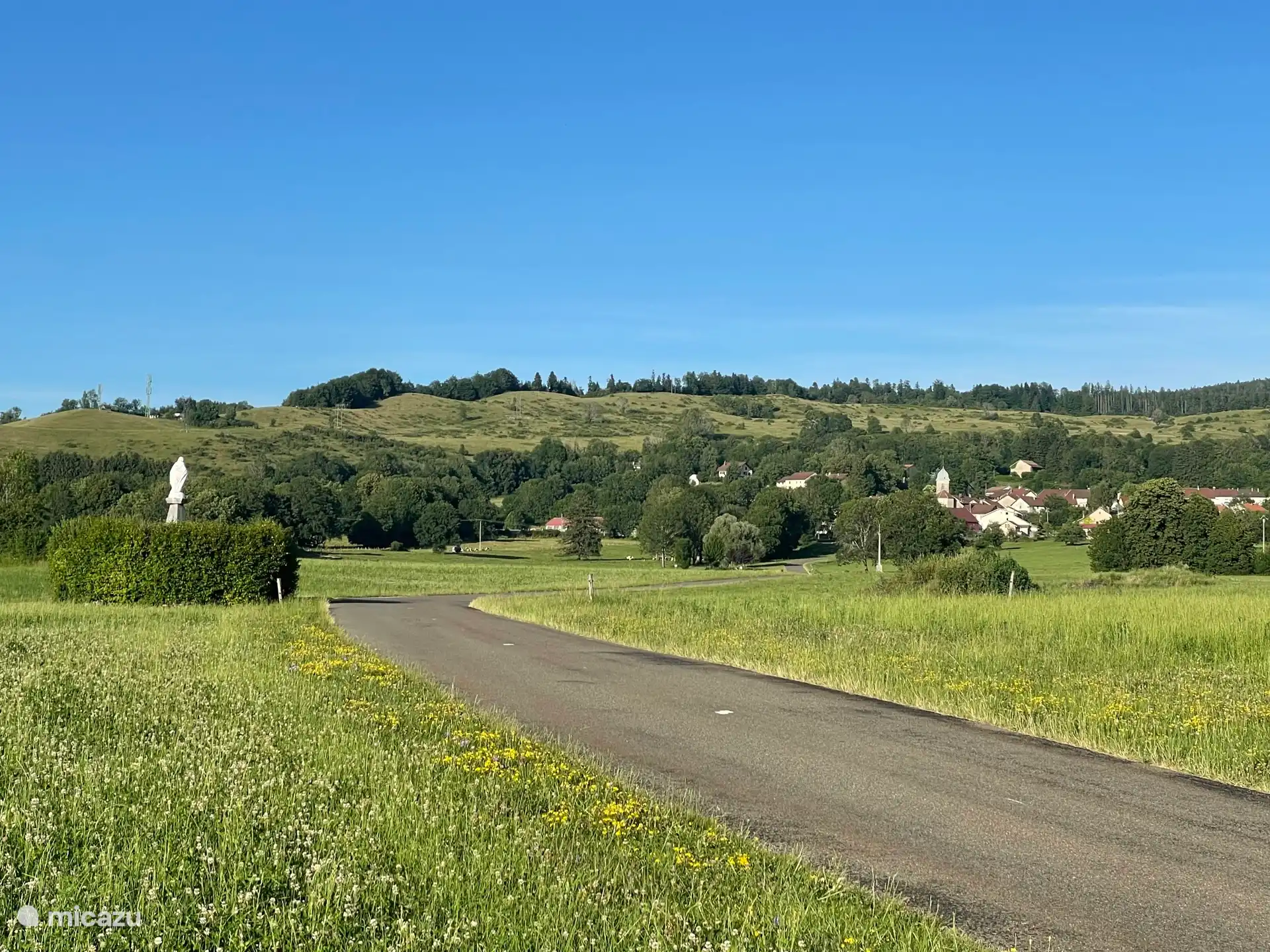 Toegangsweg naar het dorpje