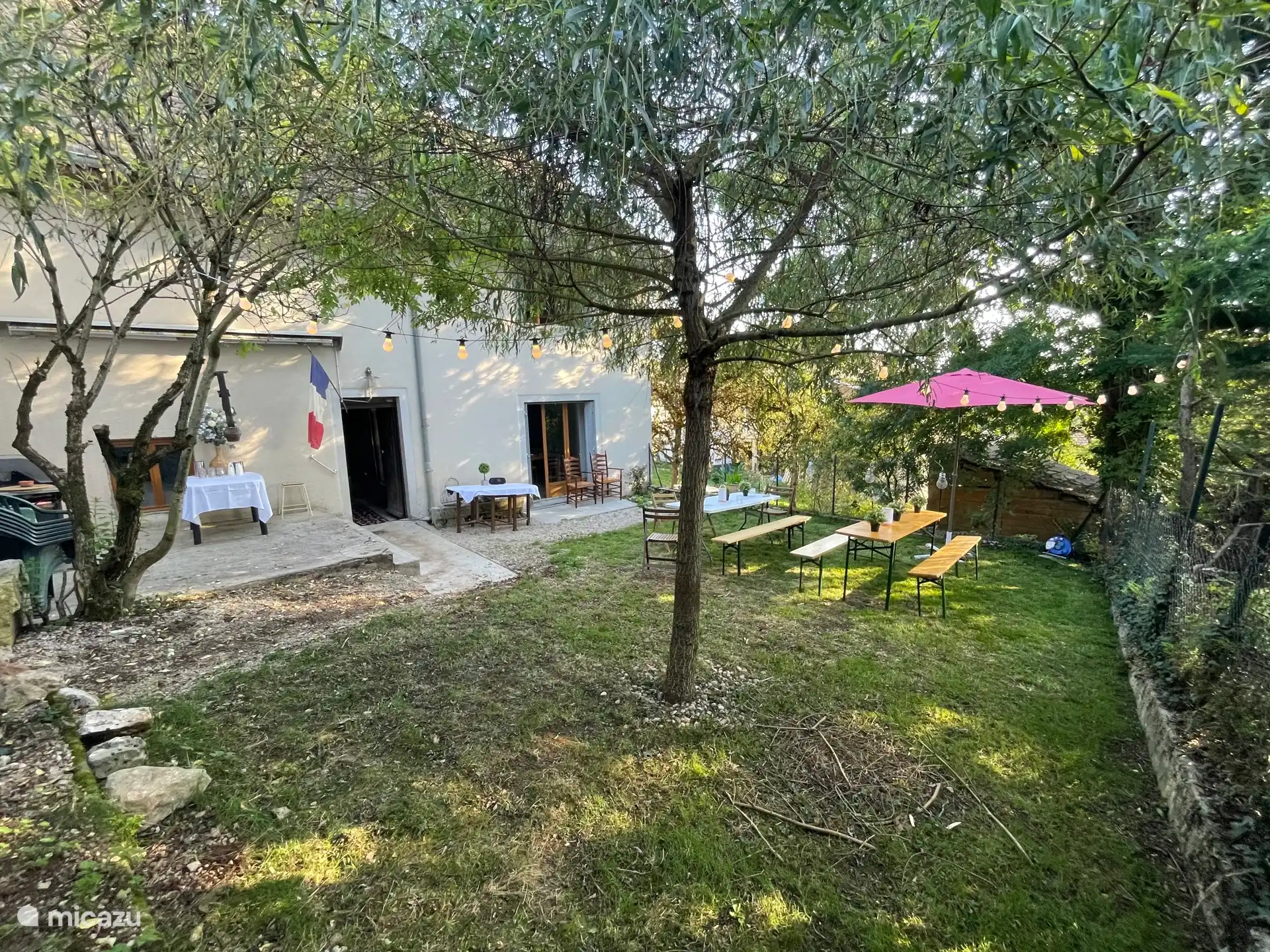 Omheinde achtertuin met gas-BBQ