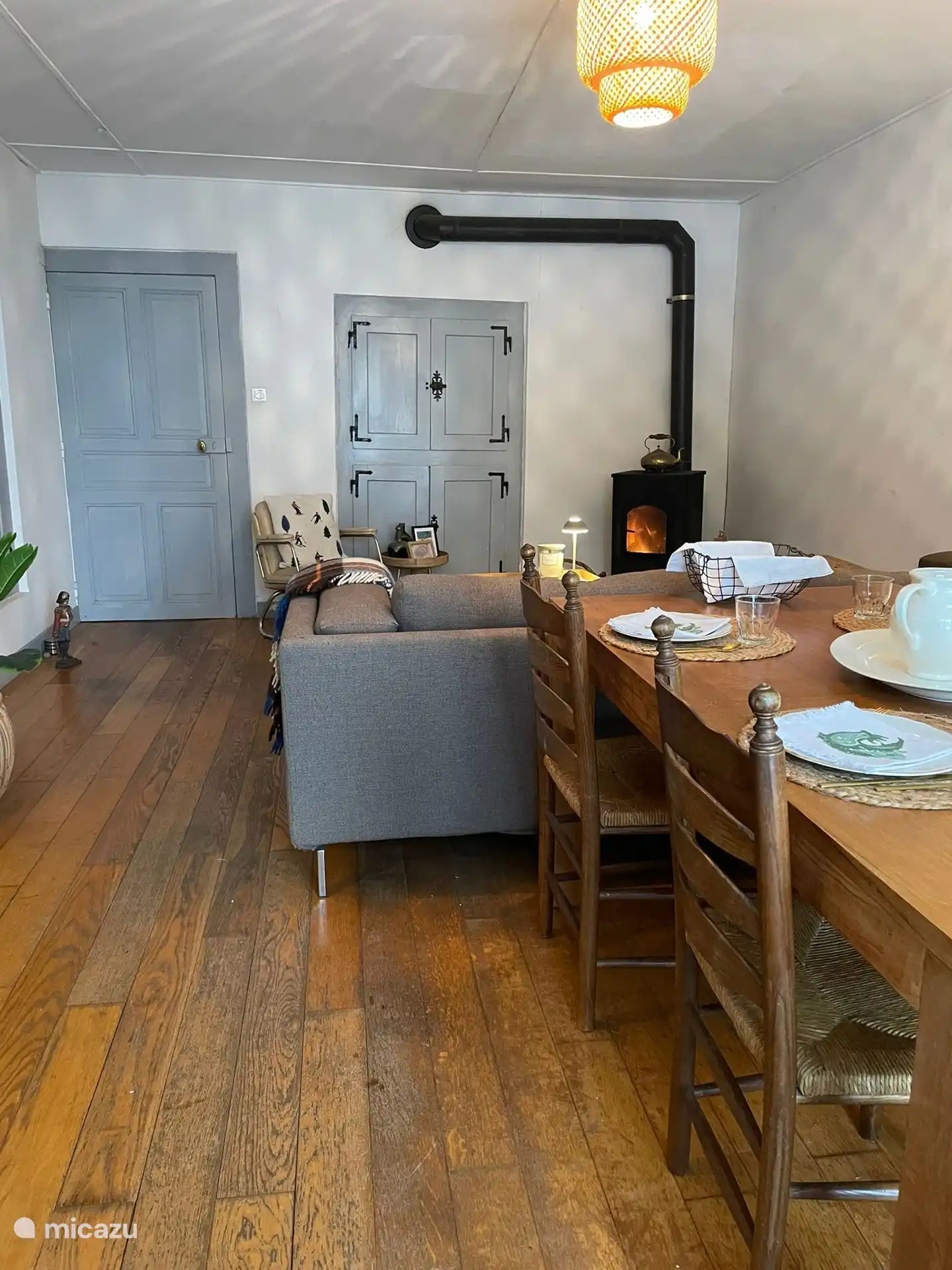 Woonkamer met inbouiwkasten voor servies, spelletjes en tv met ruime sortering Franse zenders, Google Chromecast, wifi.