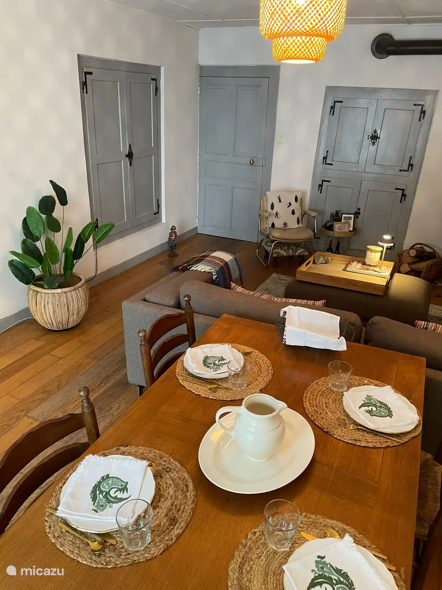 Woonkamer met inbouwkasten voor servies, spelletjes en tv met ruime sortering Franse zenders, Google Chromecast, wifi.