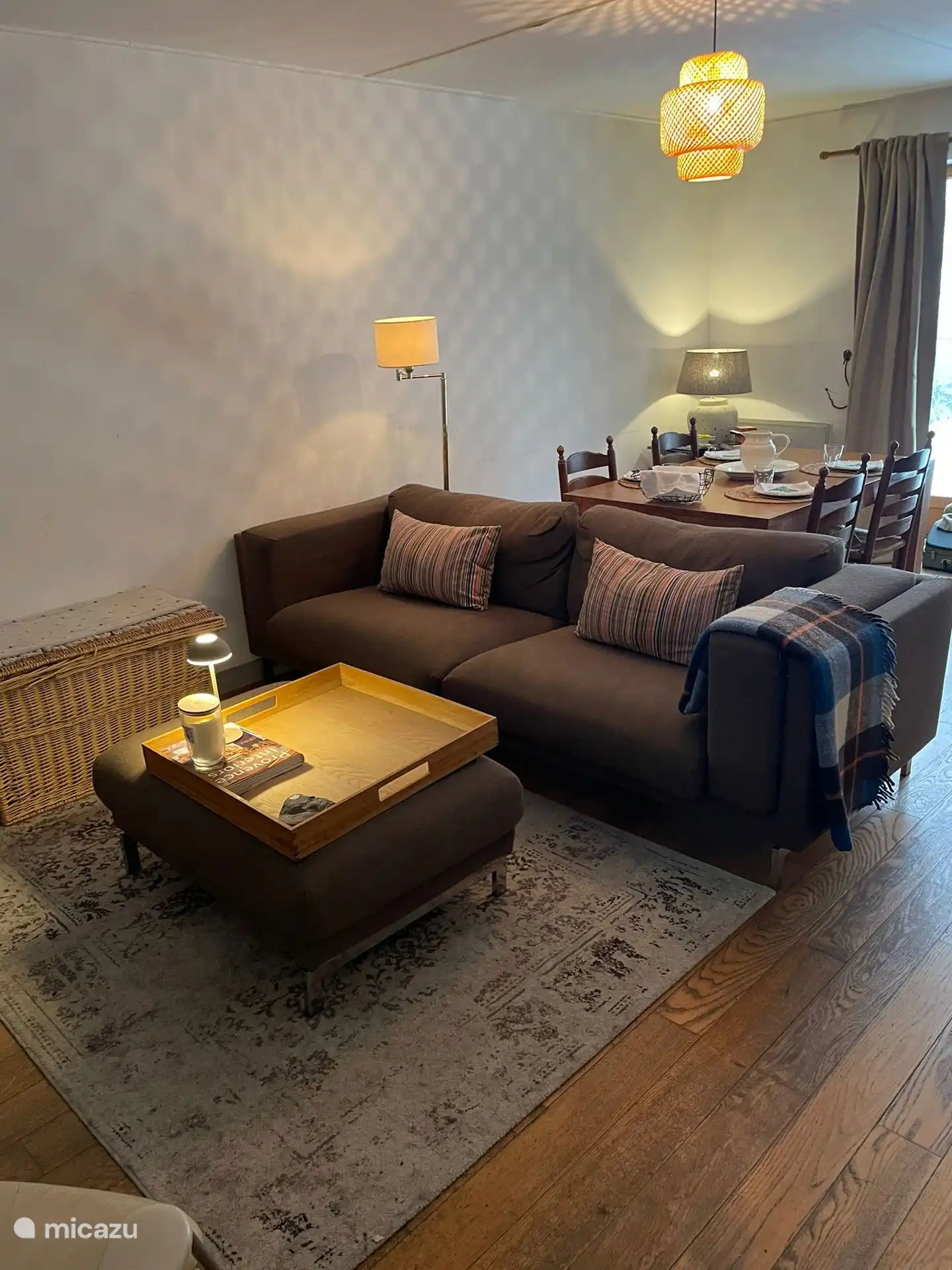 Comfortabele woonkamer met eettafel. Terrasdeuren naar de aangrenzend terras en tuin.