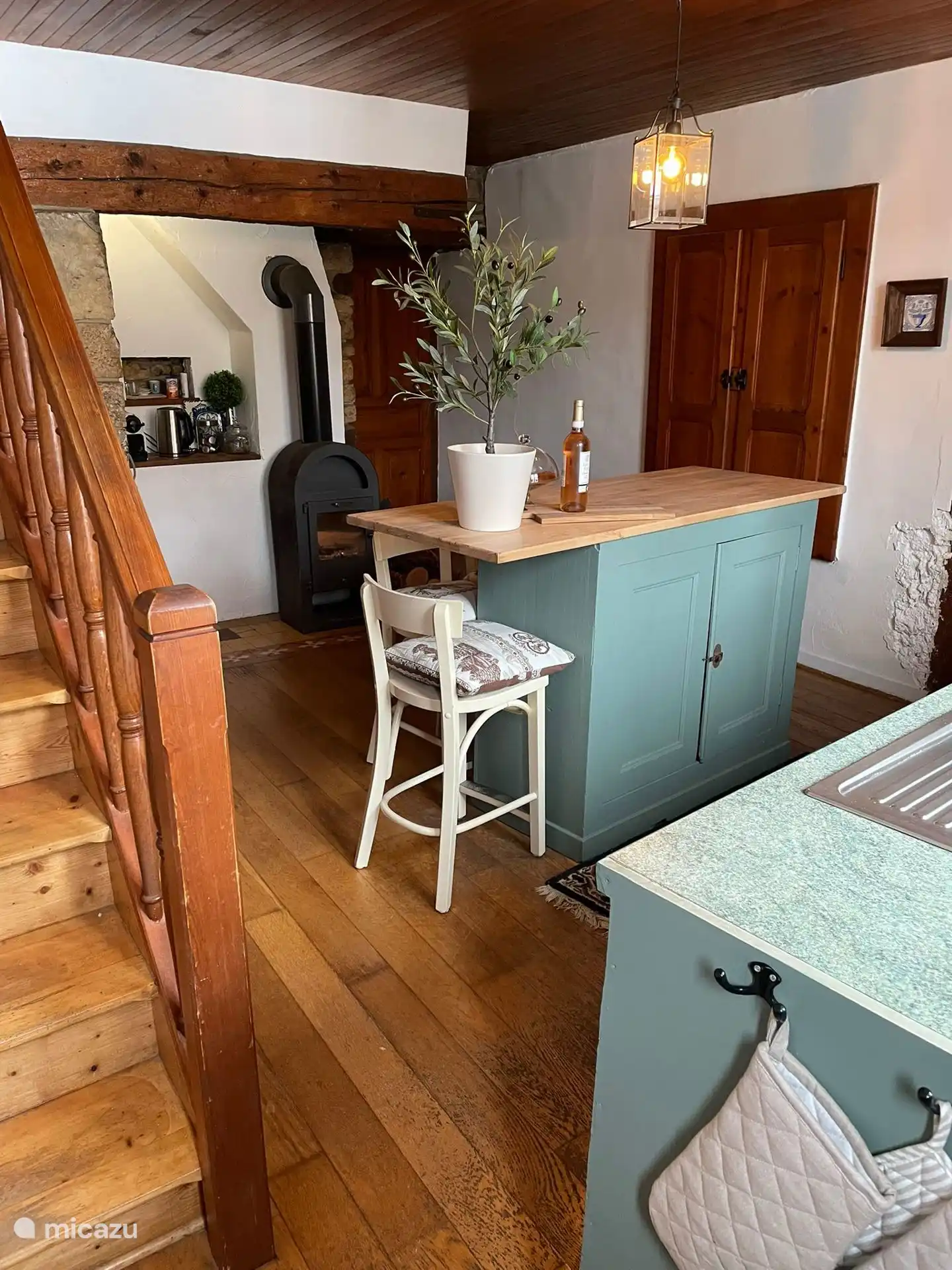 Keuken voorzien van alle gemakken. Keramische kookplaat, koelvries combinatie, combi oven, koffie/thee hoekje, bestek, servies, pannen en keukengerei. 