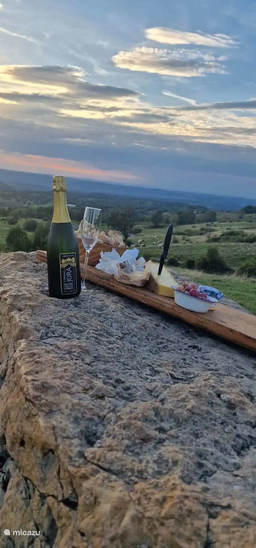 Om naar toe te lopen: De steen. Neem je Crémant du Jura en natuurlijk de Comté kaas mee en geniet van de zonsondergang.