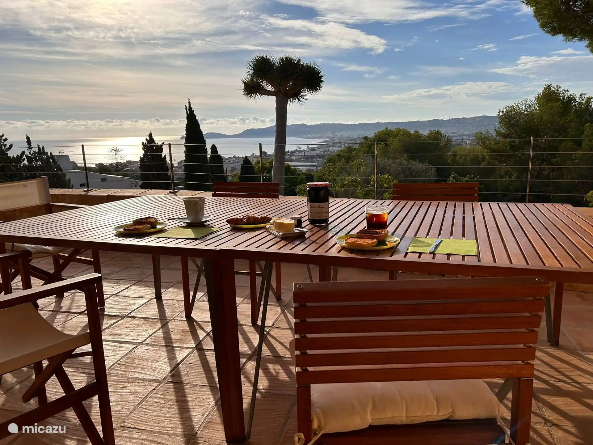 Terrasse extérieure avec vue sur la mer