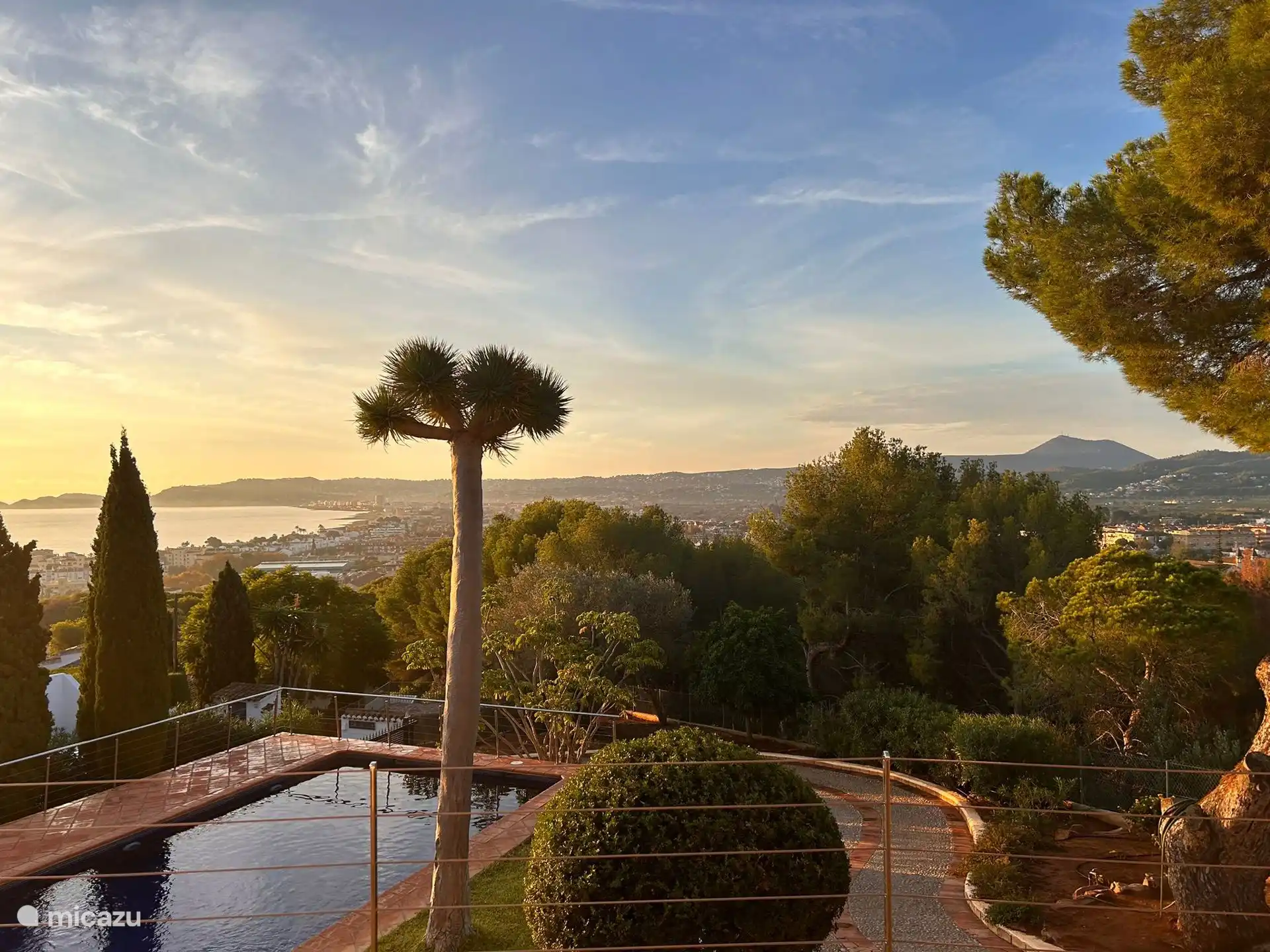 Vue sur la piscine et la baie